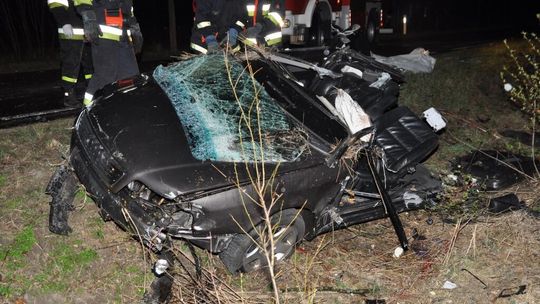 Audi wbiło się w drzewo i rozpadło na dwie części