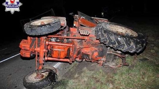 Audi wjechało w źle oświetlony rozrzutnik, dwie osoby ranne [zdjęcia]