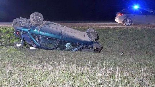 Audi wypadło z drogi i dachowało. Pasażerowie ranni, kierowca pijany