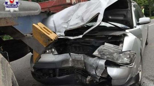 Audi wyprzedzało, ciężarówka skręcała w lewo. Jedna osoba ranna