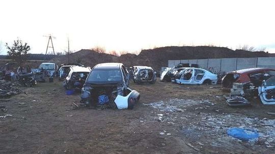 Auta pocięte na kawałki. Zlikwidowano dziuplę z kradzionymi samochodami [zdjęcia]