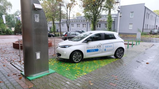 Auto naładujesz pod latarnią. Startują testy lubelskiej ładowarki samochodów elektrycznych