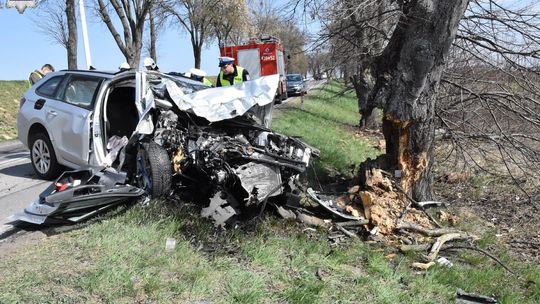 Auto roztrzaskało się na drzewie. 50-latek ranny po wypadku pod Żółkiewką