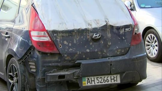 Auto stało w garażu, obok którego wybuchł pocisk. Zdewastowanym pojazdem z Ukrainy uciekła rodzina