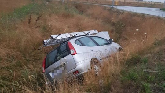 Auto w rowie, winowajcy brak. Wiadomo dlaczego