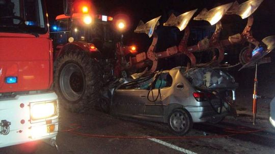 Auto wbiło się w pług. Tragiczny wypadek w Małochwieju Dużym
