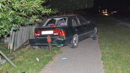 Auto wjechało w mężczyznę siedzącego na ławce