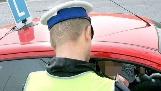 Auto wjechało w samochód nauki jazdy. Kursantka w szpitalu