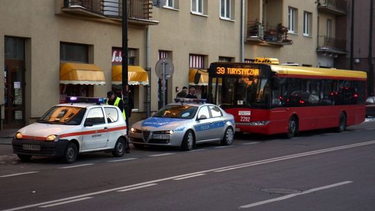 Auto zajechało drogę autobusowi. Dwie osoby w szpitalu