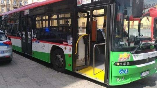 Autobus gwałtownie zahamował. Pasażerka trafiła do szpitala