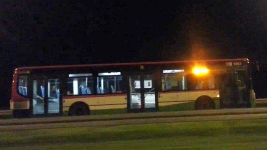 Autobus miejski jechał pod prąd drogą S17. Kierowca dostał pouczenie