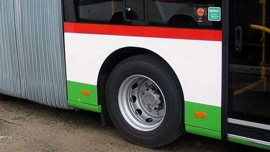 Autobus miejski zmiażdżył nogę 74-latce. Kierowca zawieszony. Policja szuka świadków