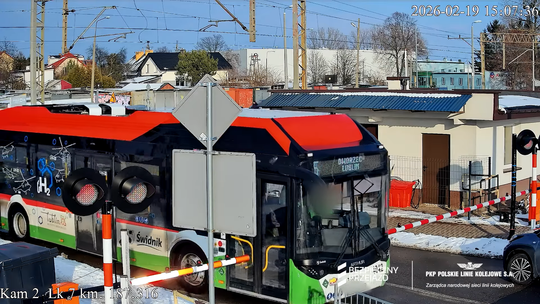Autobus MPK między zamkniętymi rogatkami. Kierowca poniesie konsekwencje