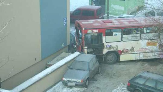 Autobus MPK zatrzymał się na bloku. \"Po stłuczce zepsuły się hamulce\"