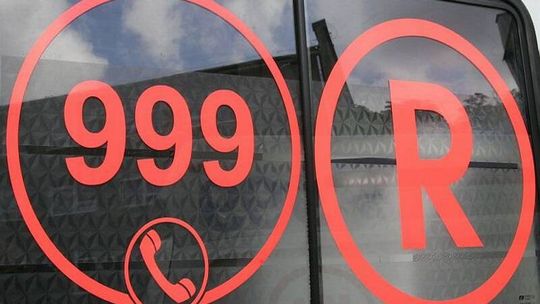 Autobus musiał nagle zahamować, pasażerka złamała nogę
