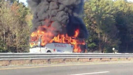Autobus pełen uczniów stanął w ogniu (wideo)
