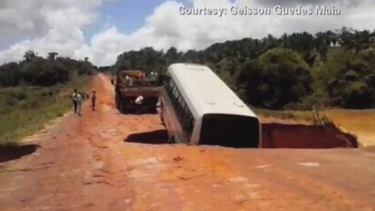 Autobus \"połknięty\" przez drogę w Brazylii (wideo)