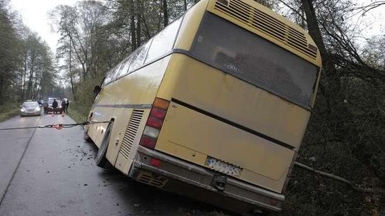 Autobus przewożący dzieci omal nie przewrócił się na poboczu [zdjęcia]