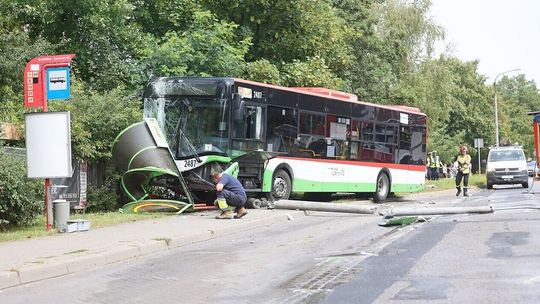 Autobus uderzył w przystanek. Jest śledztwo 