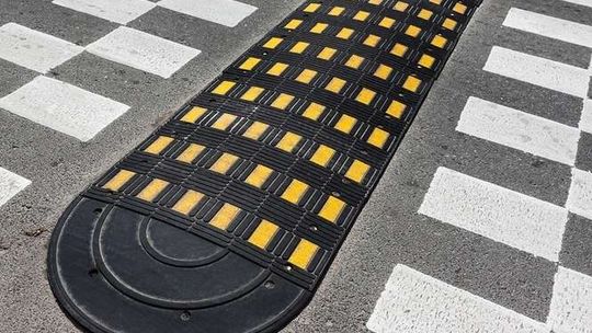 Autobus wjechał na próg zwalniający, pasażerka w szpitalu