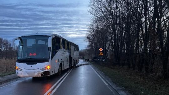 Autobus zjechał do rowu. Droga zablokowana