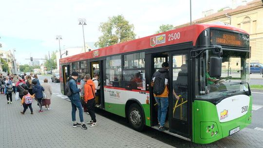 Autobusy idą na wakacje. Przed podróżą do pracy sprawdź rozkład jazdy