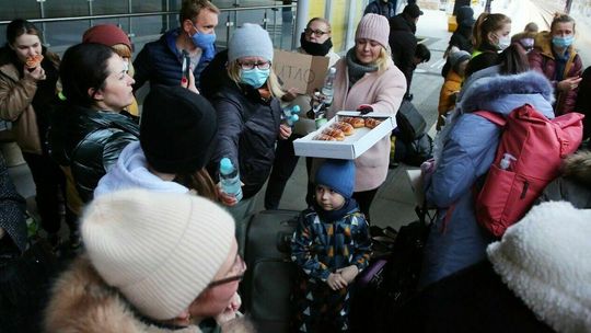 Autobusy, pociągi, parkowanie. Uchodźcy z Ukrainy w Polsce – co jest za darmo