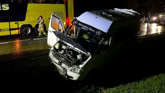 Autokar w busa i naczepę, bus w lawetę. Karambol na drodze krajowej