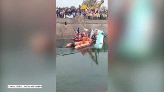 Autokar wpadł do kanału w Indiach. Zginęło 40 osób