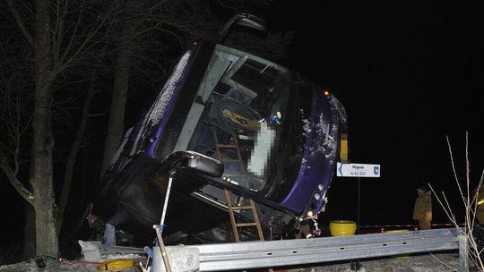 Autokar wpadł w poślizg i wypadł z drogi. Jechało nim 26 osób