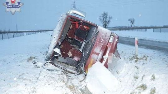 Autokar z pielgrzymami wpadł do rowu. Jechało nim 30 osób