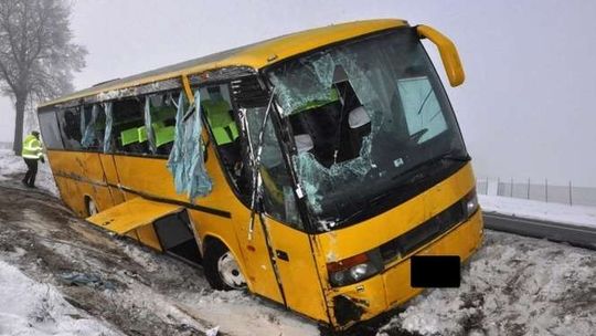 Autokar z Warszawy do Kijowa przewrócił się na bok. Kierowca jechał za szybko