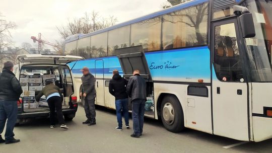 Autokary z pomocą nie robią przerw. "Nie ma czasu do stracenia"