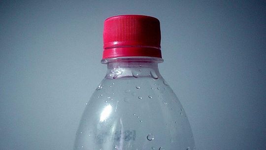 Automaty przyjmą butelki i puszki. Będą nagrody za recykling