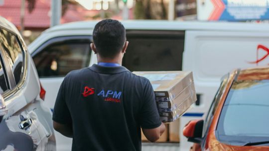 Automatyzacja przesyłek kurierskich - jak nowe technologie mogą przyspieszyć proces dostaw w firmie?