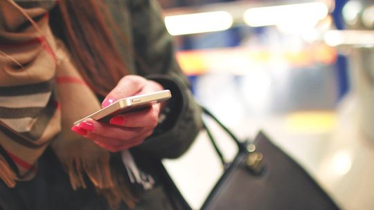 Automatyzacja w biurze - jak wysyłka SMS z AI odciąża dział obsługi klienta?