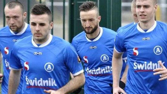 Avia jedzie do Oświęcimia, Chełmianka gra w Rzeszowie