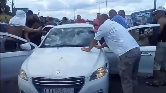 Awantura przy granicy polsko-ukraińskiej. Zdemolowany samochód na lubelskich numerach