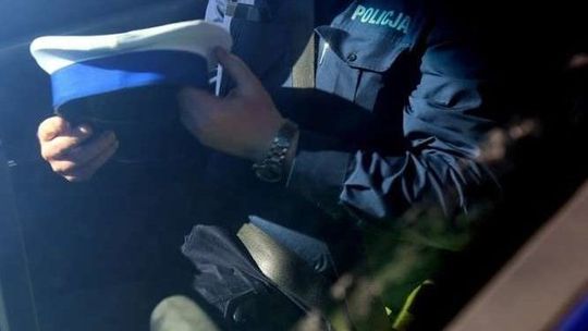 Awanturował się koło mieszkania partnerki. Później złożył dziwną propozycję policjantom