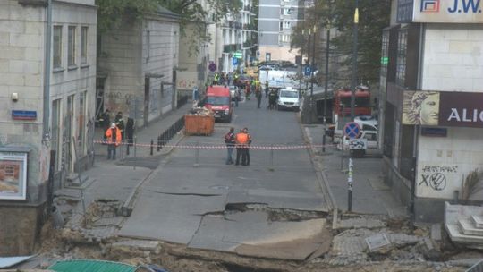 Awaria na budowie metra. Zapadła się ziemia. Marszałkowska zamknięta [objazdy, zdjęcia]