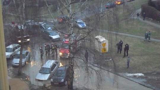 Awaria na Muzycznej. Samochód pod wodą
