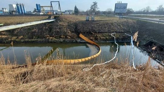 Awaria na terenie Zakładów Azotowych. Kanałem popłynęły setki litrów oleju