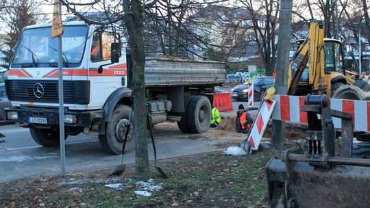 Awaria sieci ciepłowniczej w Puławach. Rozkopali al. Partyzantów