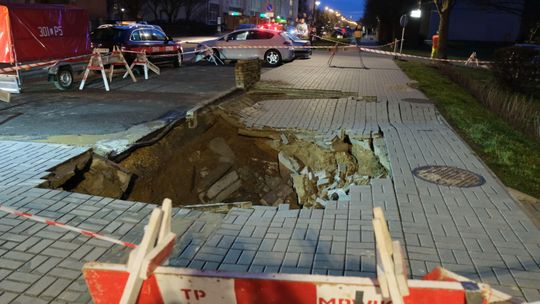 Awaria wodociągowa w Lublinie. Mieszkańcy bez wody i prądu, zalane piwnice w wieżowcu