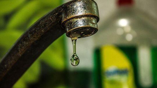 Awaria wodociągowa w Lublinie. Utrudnienia w ruchu, zalane ulice i brak bieżącej wody