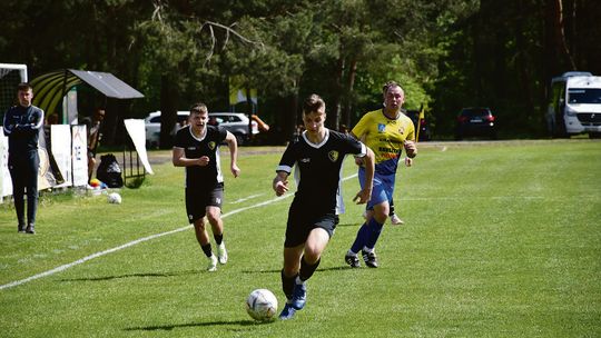 Az-Bud Komarówka Podlaska urwała punkt liderowi, komplet wyników bialskiej klasy okręgowej