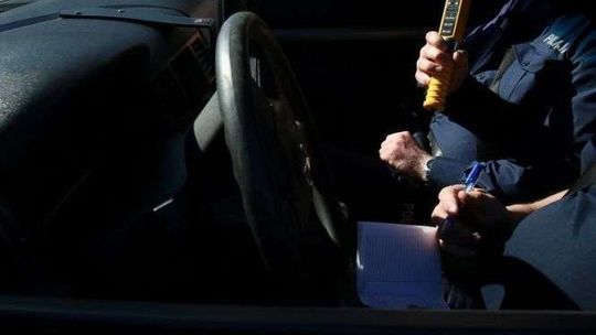 Aż trudno uwierzyć, że był policjantem. Zarzuty pobicia, demolowania aut i usiłowania rozboju