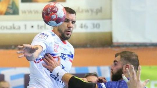 Azoty Puławy – Energa MKS Kalisz 27:29. Mateusz Kus się cieszy