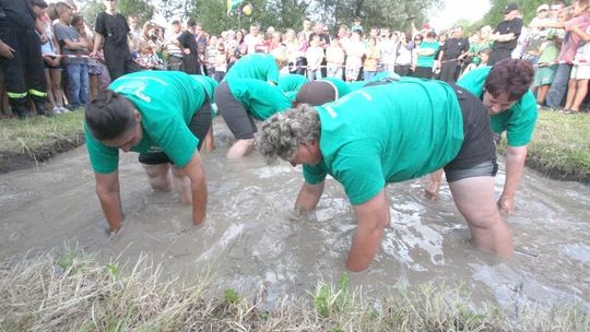 Babskie święto w błocie (zdjęcia, wideo)
