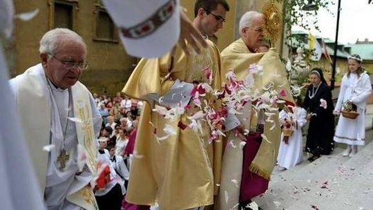 Badania religijności Polaków. Wiemy ile osób odeszło z Kościoła w 2011r.